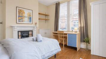 4 bedrooms, iron/ironing board, WiFi, bed sheets