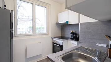 Kjøleskap, mikrobølgeovn, ovn og kokeplater