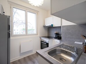 Jääkaappi, mikroaaltouuni, uuni, liesi