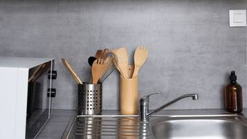 Kjøleskap, mikrobølgeovn, ovn og kokeplater