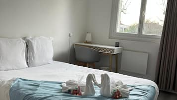 Tabla de planchar con plancha, wifi y ropa de cama