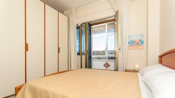 2 bedrooms, iron/ironing board, bed sheets