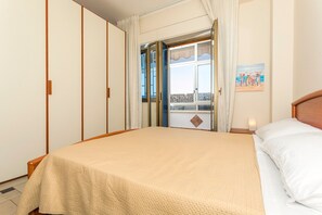 2 dormitorios, tabla de planchar con plancha, ropa de cama