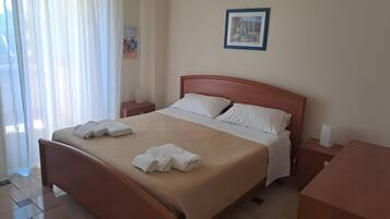 Iron/ironing board, bed sheets