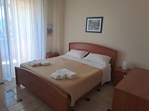 Een strijkplank/strijkijzer, beddengoed