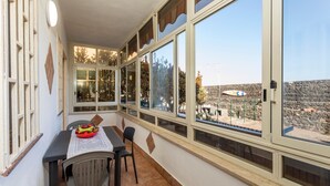 A balcony with a dining table, chairs, and a fruit bowl. - Angelina's House Apartment with Balcony and Air Conditioning (Sant'Anna)