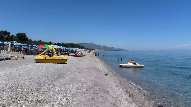 A beach with boats, umbrellas, and a clear sky. - Angelina's House Apartment with Balcony and Air Conditioning (Sant'Anna)