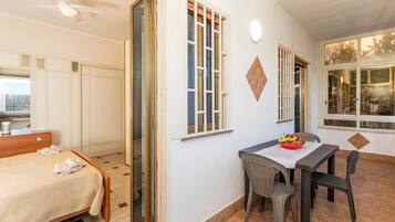 2 soverom, strykejern/-brett og sengetøy