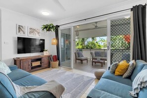 TV, offices - Palmia—Family Retreat near Esplanade & City Centre (Cairns North)