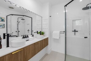 Shower, hair dryer, shampoo - Palmia—Family Retreat near Esplanade & City Centre (Cairns North)