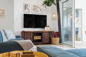 TV, offices - Palmia—Family Retreat near Esplanade & City Centre (Cairns North)