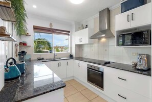 Fridge, microwave, oven, stovetop - Palmia—Family Retreat near Esplanade & City Centre (Cairns North)