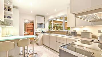 Fridge, microwave, oven, coffee/tea maker