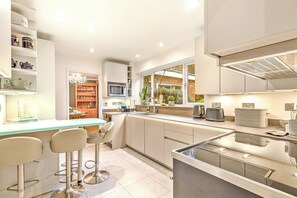 Geladeira, micro-ondas, fogão, cafeteira/chaleira