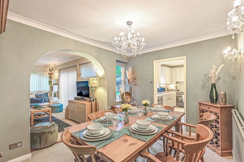 Hillside House in Henley