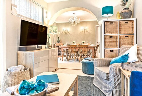 Hillside House in Henley