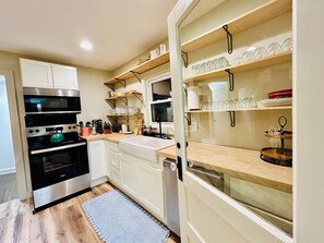 Microwave, oven, stovetop, dishwasher - Downtown Boone / 30+ Nights / 4BR Home (Boone)