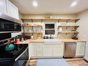 Microwave, oven, stovetop, dishwasher - Downtown Boone / 30+ Nights / 4BR Home (Boone)