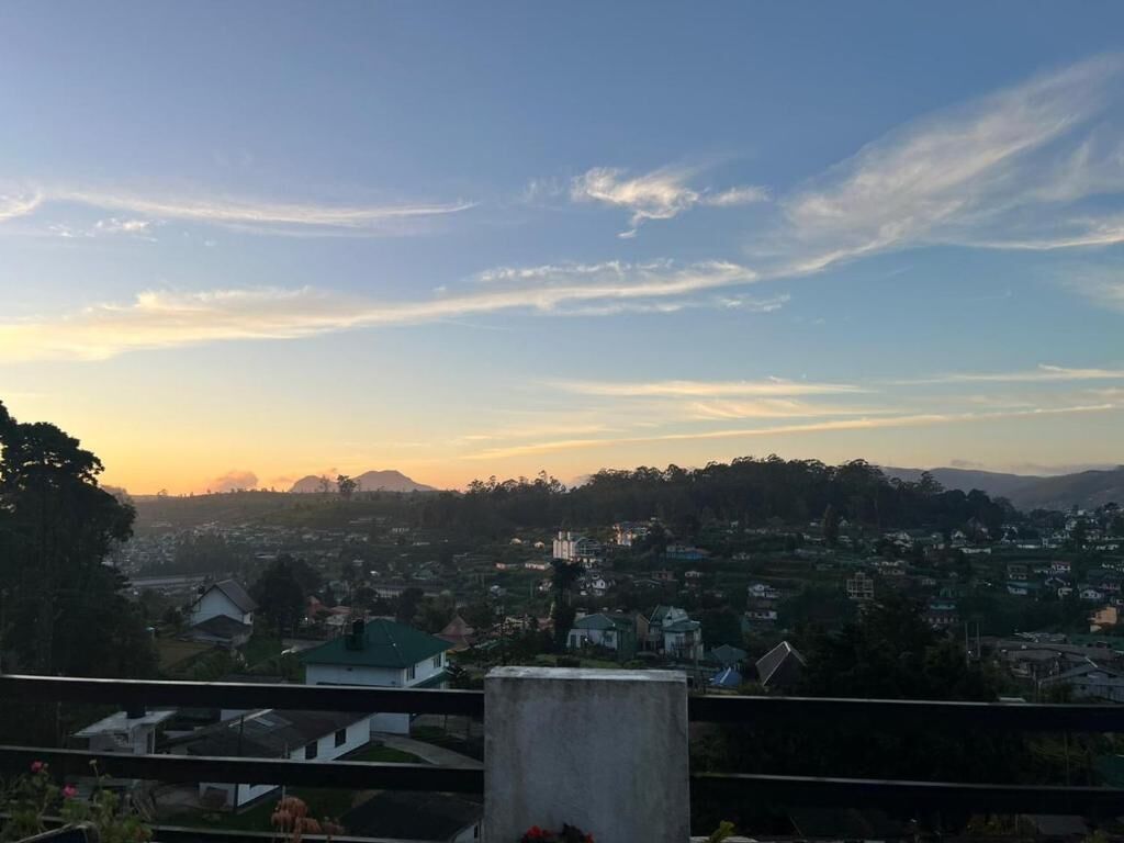 Un quartier résidentiel avec des maisons et un ciel dégagé.