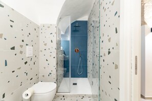 Dusch, hårtork, bidé och handdukar