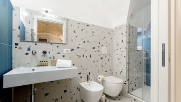 Dusch, hårtork, bidé och handdukar