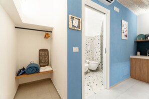 Regadera, secadora de cabello, bidet, toallas 