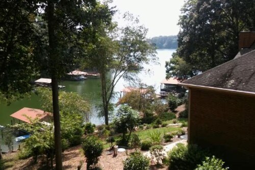 "THE LAKE ESCAPE"  Fantastic 6/BR/4BA  Right on the water!!