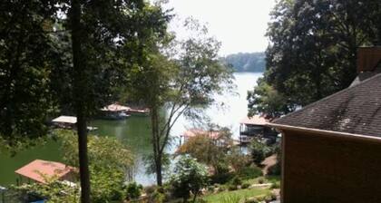 "THE LAKE ESCAPE" Fantastic 6/BR/4BA Right on the water!!