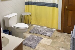 Haartrockner, Handtücher, Seife, Toilettenpapier