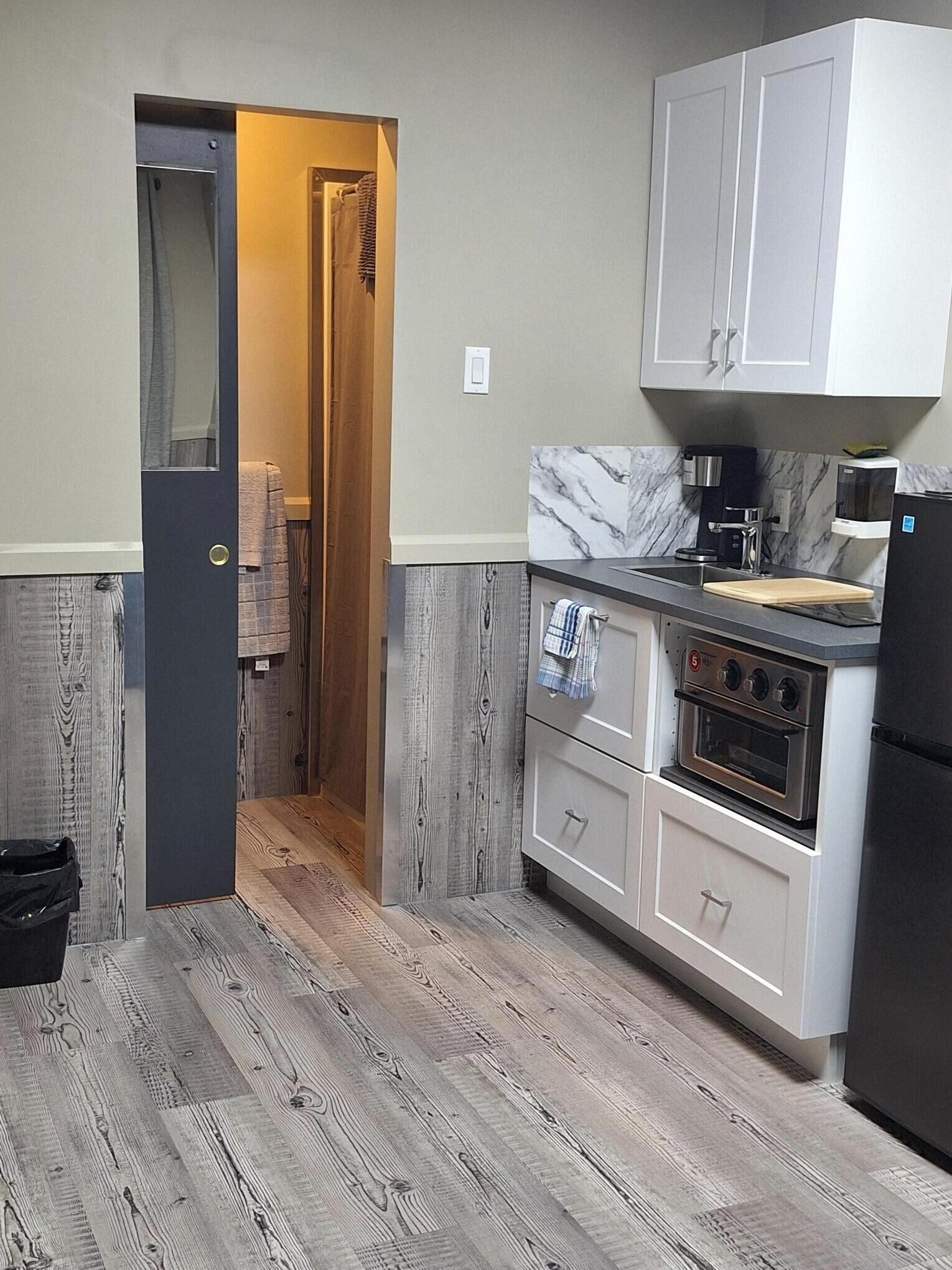 Studio – comfort | Eget kjøkken | Kjøleskap, mikrobølgeovn, ovn og kokeplater