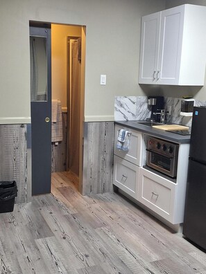 Comfort studio | Privékeuken | Een koelkast, een microgolfoven, een oven, een kookplaat