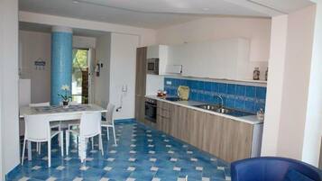 Vila Keluarga, beberapa kamar (Villa Fortunata) | Dapur pribadi | Lemari es, microwave, oven, dan kompor