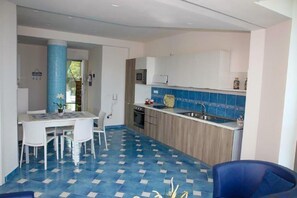 Villa familiale, plusieurs chambres (Villa Fortunata) | Cuisine privée | Réfrigérateur, four à micro-ondes, un four, surface de cuisson