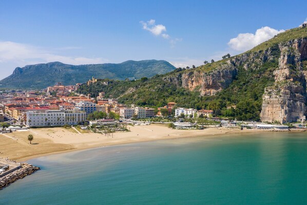 A coastal town with a beach, buildings, and a cliff. - Villa Fortunata (Terracina)