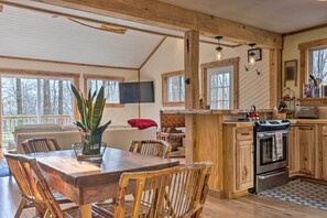 Interior - Cozy Cabin tucked among the trees! Close 2 Lake Lure/Chimney Rock/Hendersonville (Hendersonville)