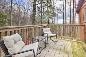 Terrace/patio - Cozy Cabin tucked among the trees! Close 2 Lake Lure/Chimney Rock/Hendersonville (Hendersonville)