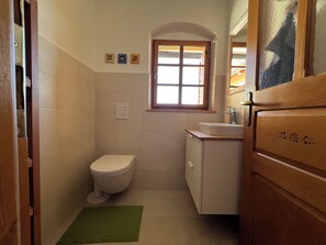Dusche, Haartrockner, Hausschuhe, Bidet