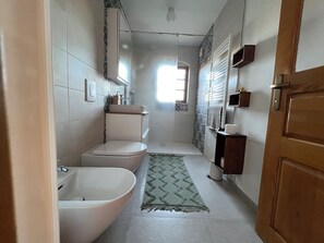 Dusche, Haartrockner, Hausschuhe, Bidet