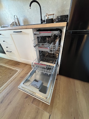 Jääkaappi, mikroaaltouuni, uuni, liesi