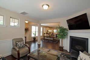TV, fireplace - Modern Executive Townhome Near Duke & RTP (Durham)