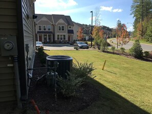 Property grounds - Modern Executive Townhome Near Duke & RTP (Durham)