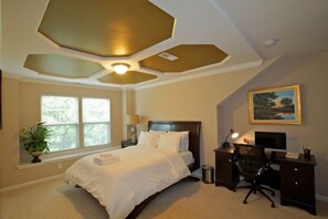 3 bedrooms, iron/ironing board, WiFi, bed sheets - Modern Executive Townhome Near Duke & RTP (Durham)