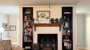 TV connectée, cheminée, lecteur de DVD, livres