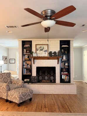 Smart TV, fireplace, DVD player, books - Safe, Family-Friendly Home in the Middle of Town! (Alexandria)