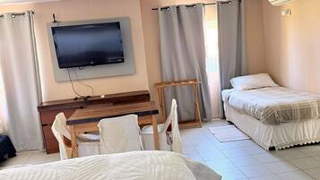 Chambre Économique Double ou avec lits jumeaux, vue jardin | Wi-Fi gratuit