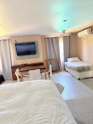 Economy kamer, 1 twee- of 2 eenpersoonsbedden, uitzicht op tuin | Gratis wifi