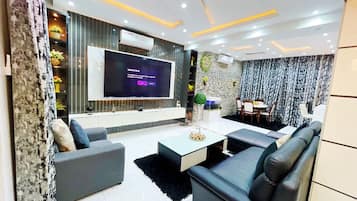 24 inci sebuah televisyen pintar dengan satelit, Netflix