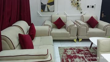 Executive-Apartment, Balkon, Stadtblick | Wohnbereich