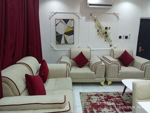 Executive-Apartment, Balkon, Stadtblick | Wohnbereich