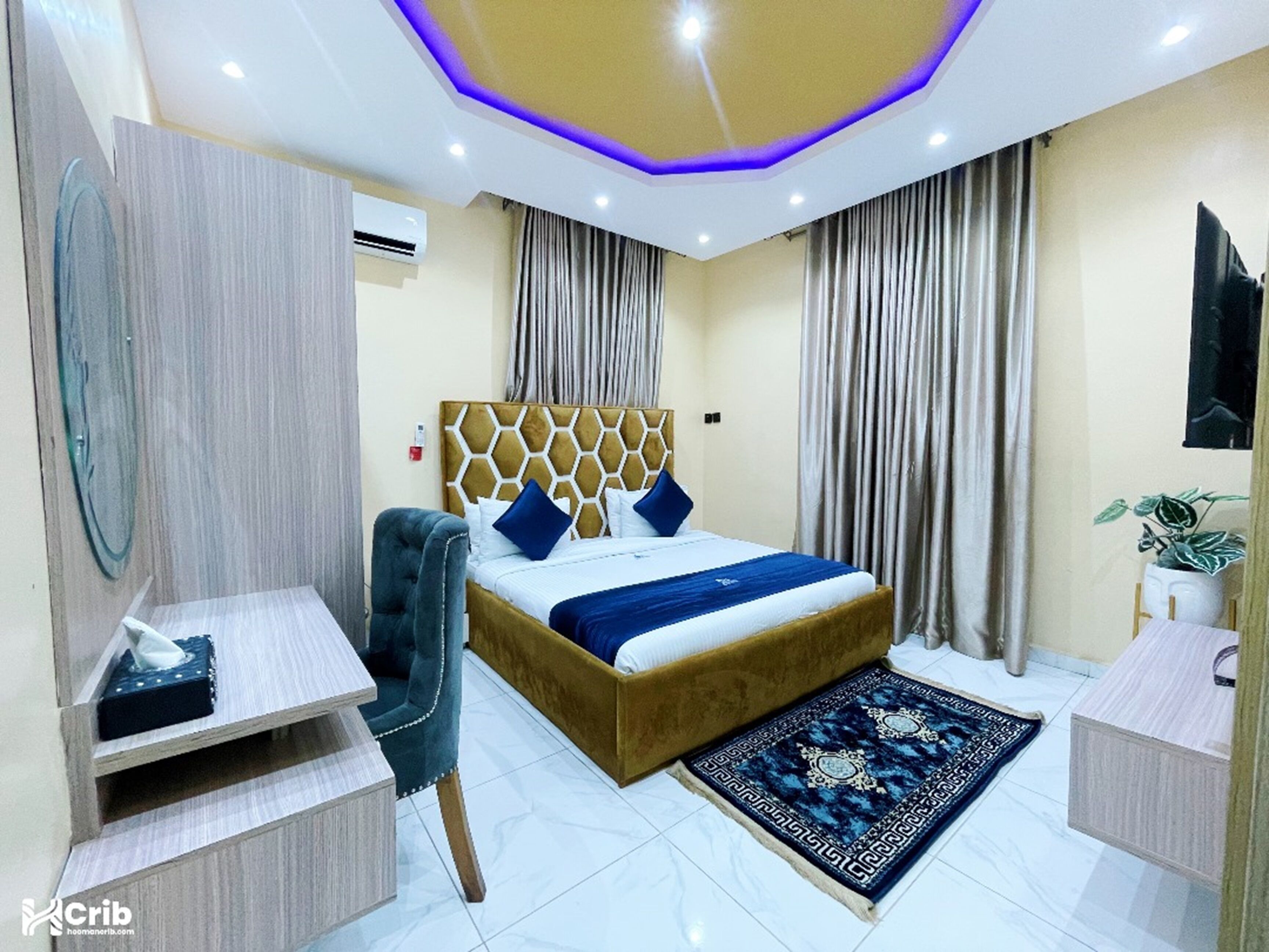 Skrivebord, skrivebord for bærbar PC og blendingsgardiner